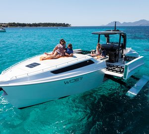 Wider 42´ Yacht fitted with steering wheel inspired by the world of Formula 1