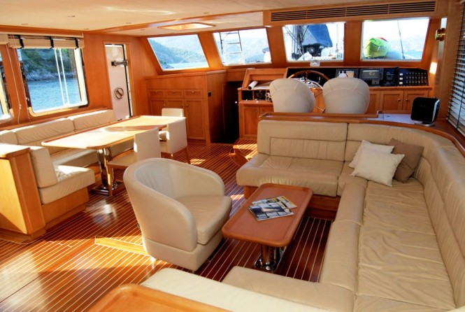 luxury charter yacht SEA COMET -  Salon