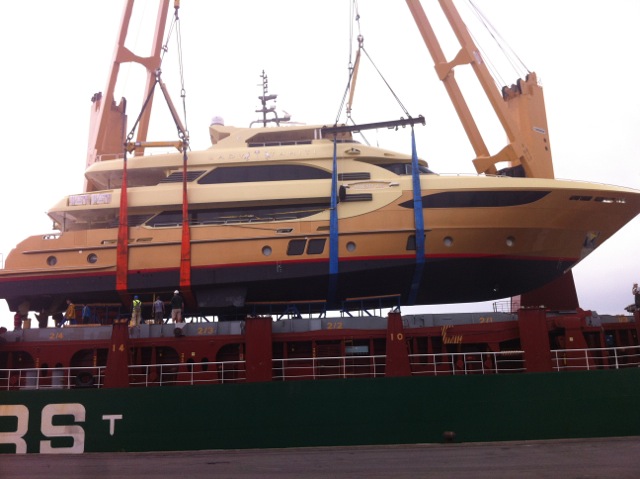 Luxury yacht Majesty 135 - side view