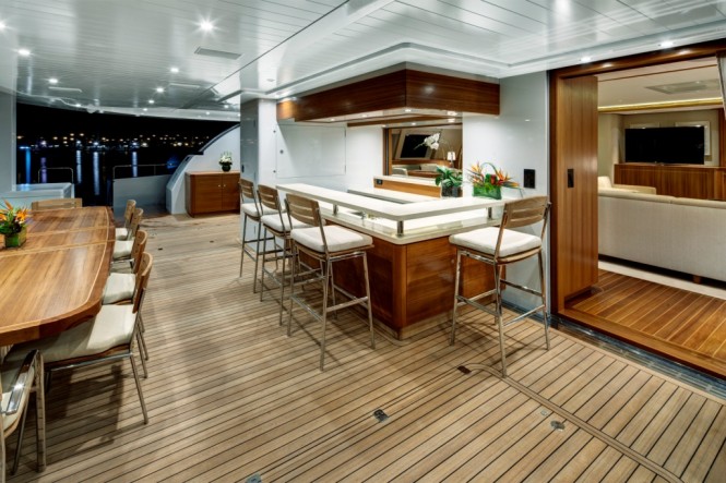 Q5 Quintessential superyacht Exterior Bar