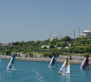 Extreme Sailing Series 2012: Despite a crash on Bosphorus Roman Hagara back in control