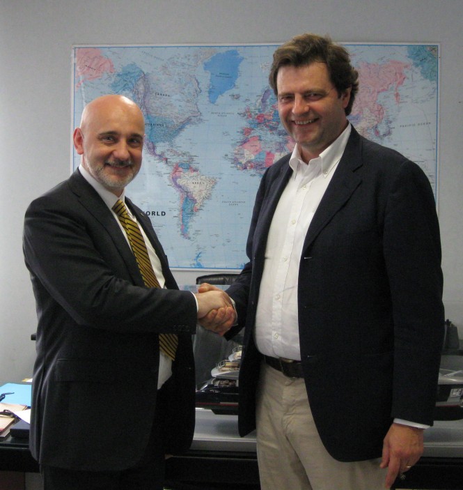 The signature of the agreement by Baglietto’s CEO, Diego Deprati, and designer Francesco Paszkowski