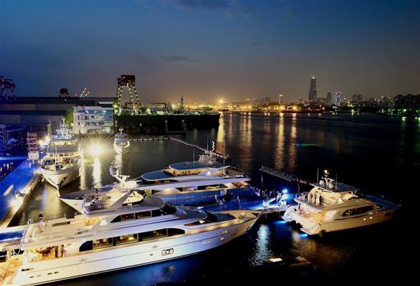 Horizon yachts by night
