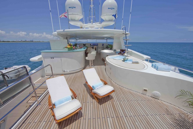 Luxury yacht Diamond Girl - Spa Pool on the Flybridge