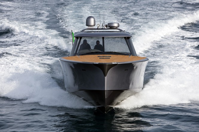 MD53 Power yacht - front view