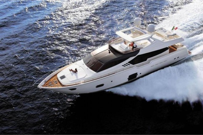 Superyacht Ferretti 870