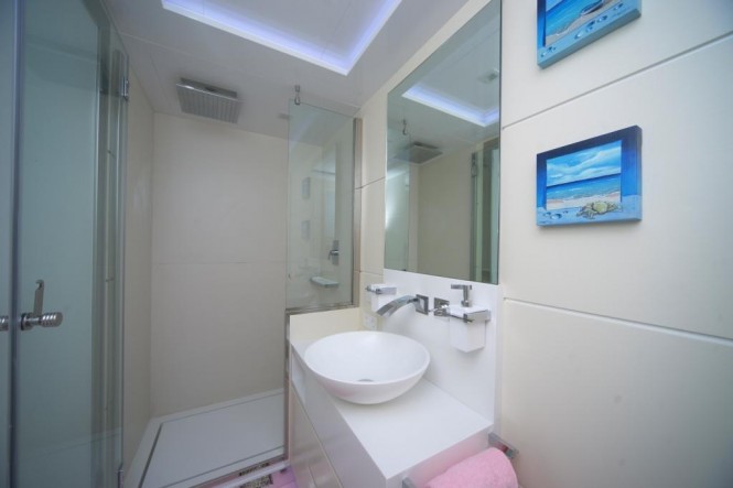 89ft superyacht Irie Man - Bathroom