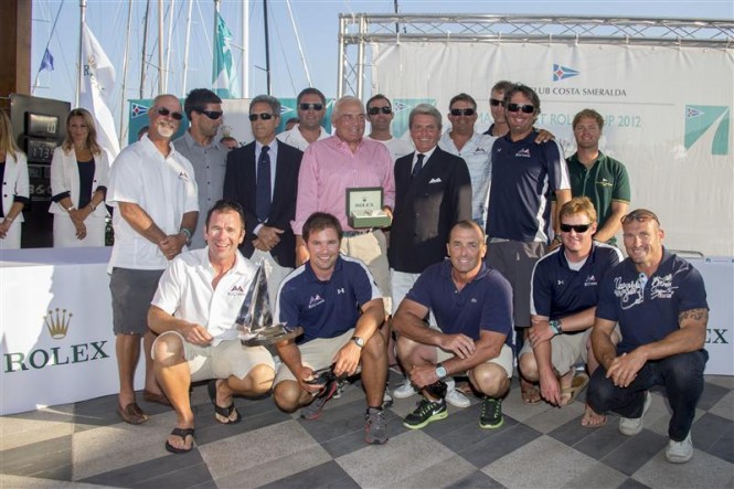 From left- Riccardo Bonadeo, YCCS Commodore, Gian Riccardo Marini, General Director of Rolex SA with the crew of BELLA MENTE - Photo Carlo Borlenghi