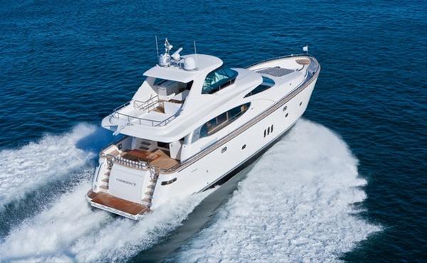 Horizon E70 yacht - rear view