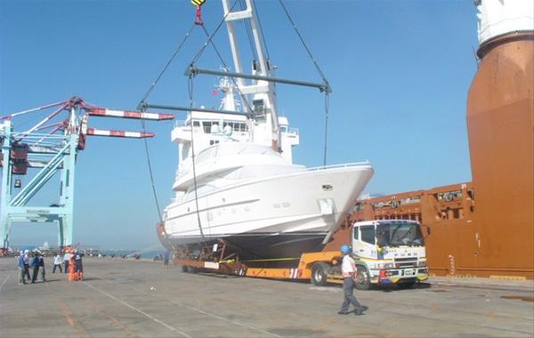 Horizon working on delivery of one of the yachts to be presented at FLIBS