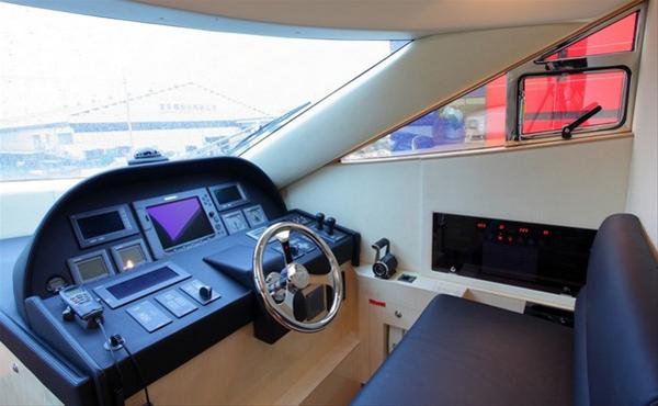 Luxury yacht Horizon E70 - Wheelhouse