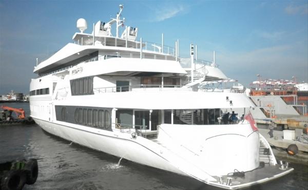 Luxury yacht Saluzi - rear view