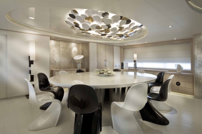 Oval Dining table onboard the superyacht DARLINGS DANAMA