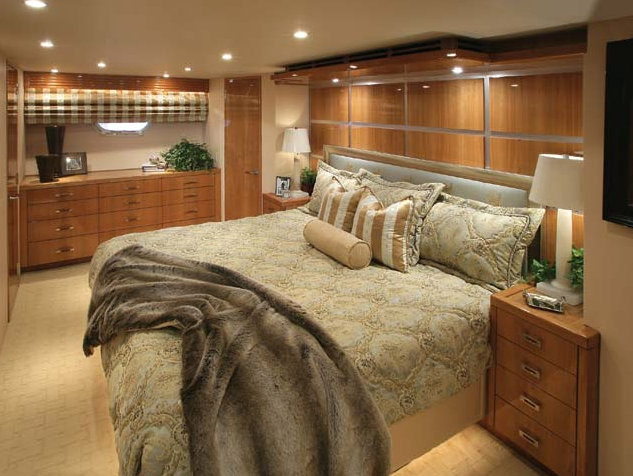 Superyacht Hatteras 77 Covertible - Master stateroom