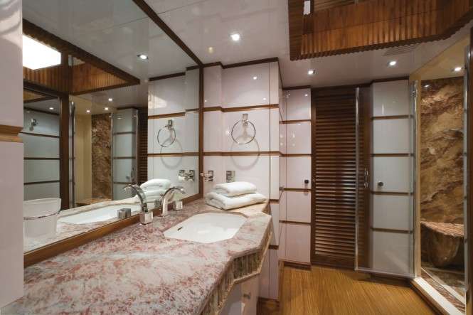 En-suite bathroom aboard Princess Iolanthe yacht - Photo courtesy of Mondo Marine