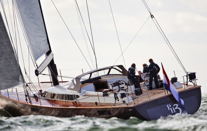Luxury yacht Contest 72CS - rear view