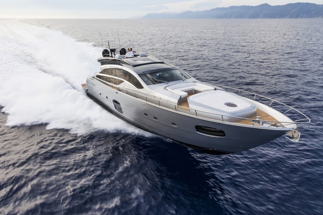 Luxury yacht Pershing 82' running