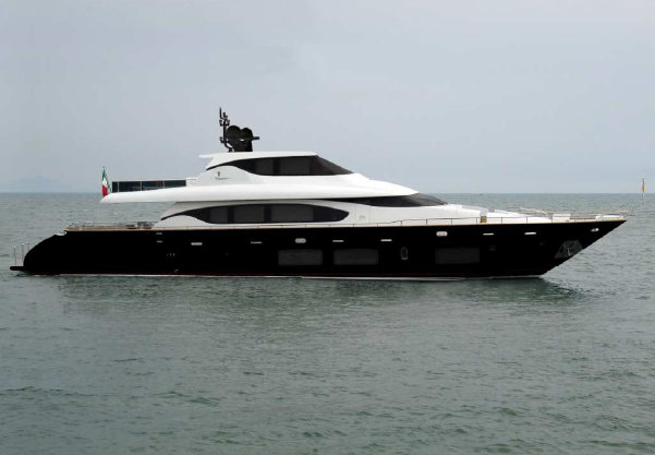 Maiora 29 'convertible' yacht Lady Nina by Fipa Group