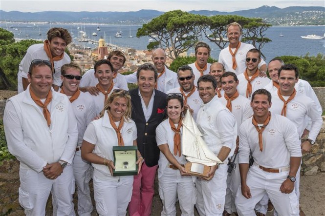 Philippe Schaeffer, Director of Rolex France, awards a Rolex Timepiece and the Rolex Trophy to Allegra and Alessandra Gucci, owners of AVEL and crew - Photo by Rolex Carlo Borlenghi
