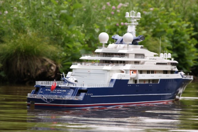 Scale model of the luxury yacht Octopus - the model is 2,52m long