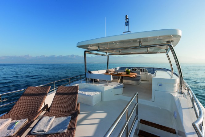 Flybridge - motor yacht Magellano 76