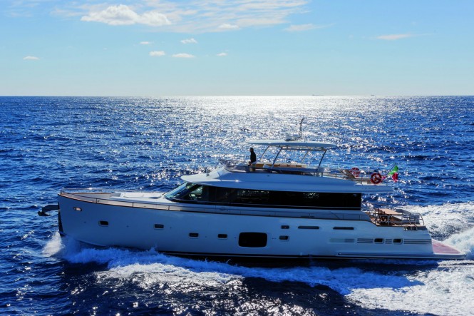 Luxury yacht Magellano 76 running