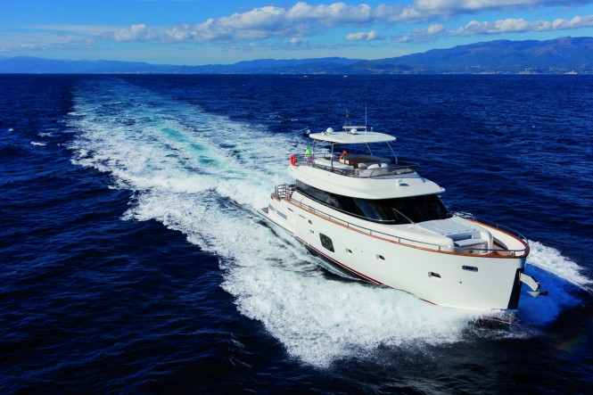 Motor Yacht Magellano 76 running
