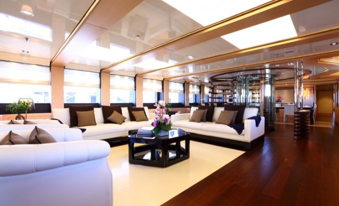 2 Ladies Yacht - Interior