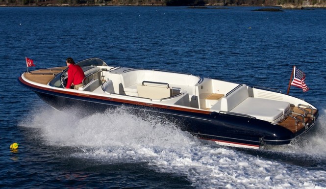 Hodgdon's Hull 414 yacht tender at full speed