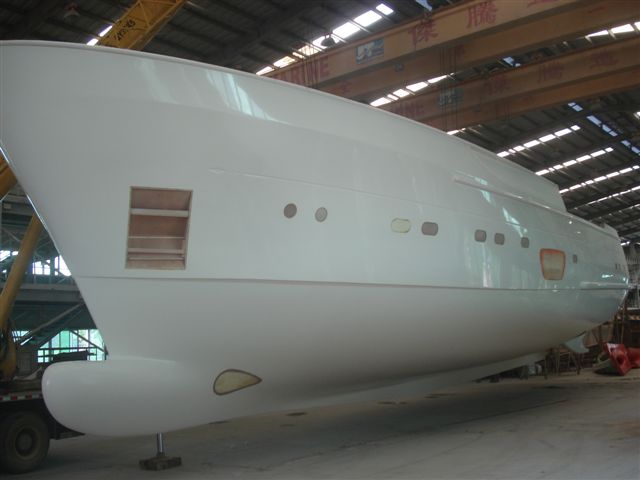 Hull of motor yacht Selene 92 - side view