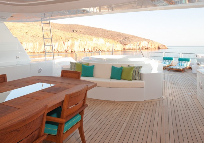Luxury yacht Arianna - sundeck - Spa Pool Luxury yacht Arianna - sundeck - Spa Pool