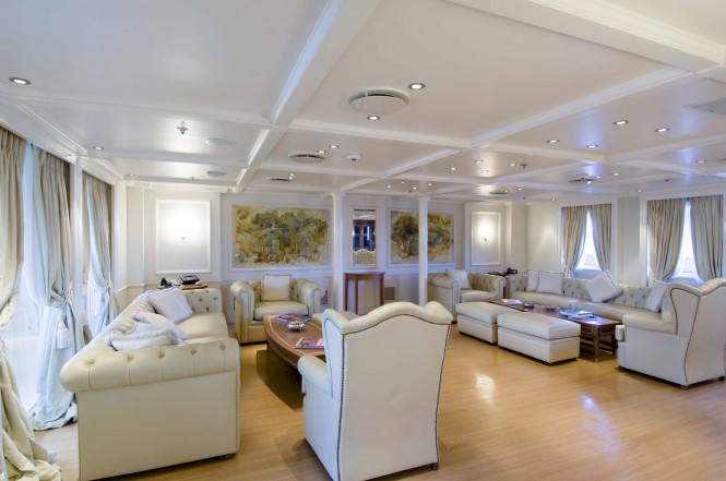 Motor yacht RM ELEGANT  - Owners Saloon