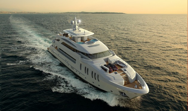 New luxury motor yacht Horizon P136