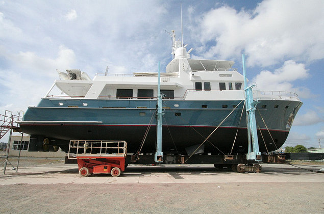 Luxury yacht Maverick - side view