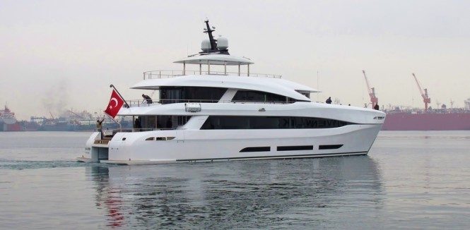 Power catamaran yacht Quaranta - aft view