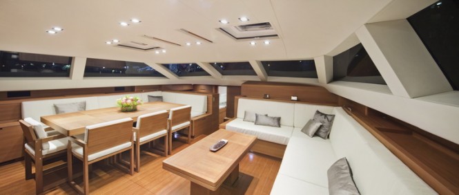 SW 102 Yacht Almagores II - Deck Saloon