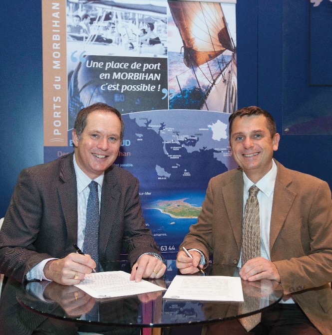 Signing of the contract - Jon Eads (left) and Arnauld Devys