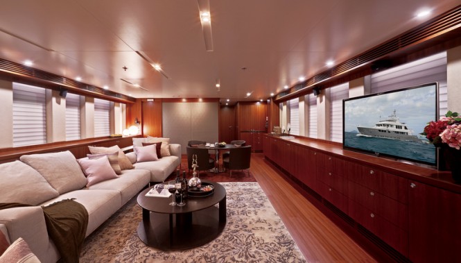 Luxury yacht Tango 5 - Salon