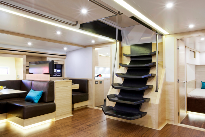 Luxury yacht Hamilton - Salon with chart table