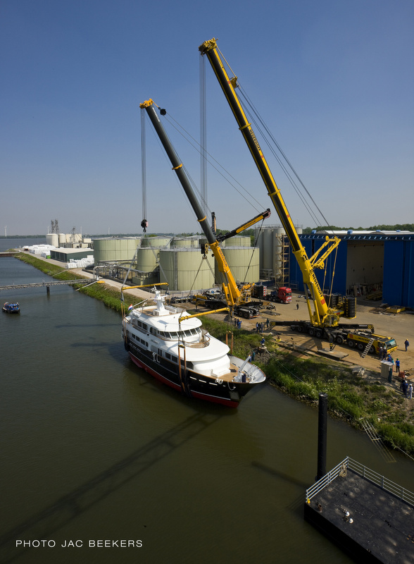 Heliad II Yacht - upview Heliad II Yacht - upview