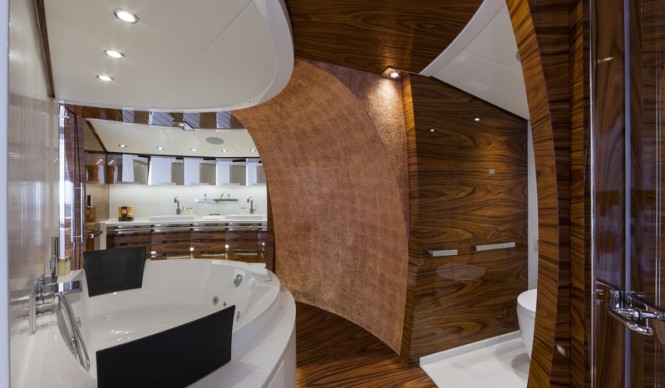 Superyacht Vulcan - Bathroom