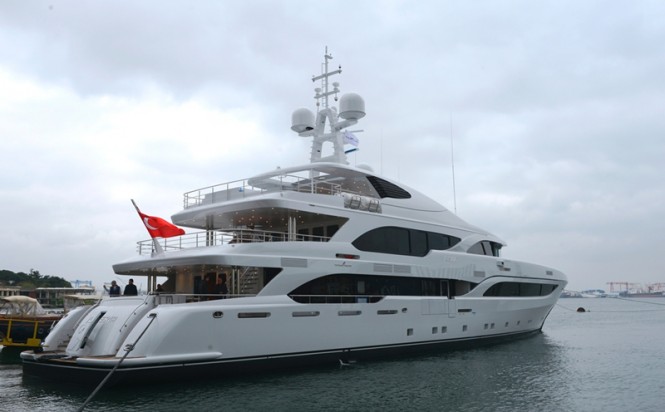 Luxury yacht Ileria - aft view