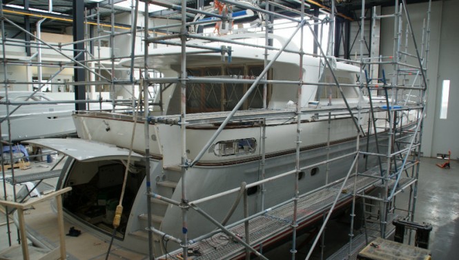 Motor yacht Float - aft view