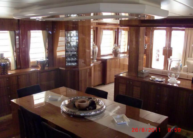 Salon on board Drettmann Bandido 90 yacht