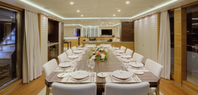 Superyacht Quaranta - Saloon deck dining