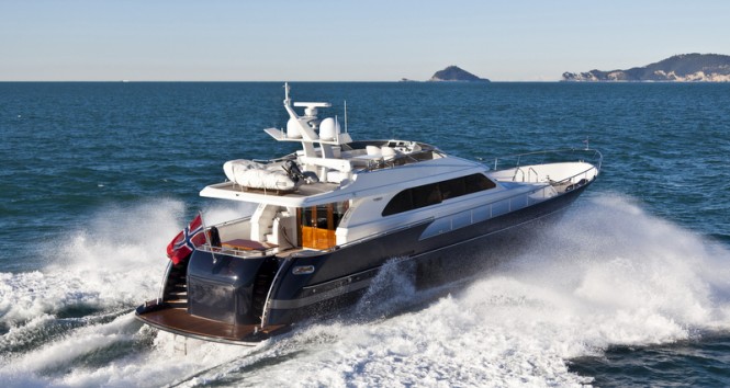 Continental II 23.00 Flybridge Yacht - aft view