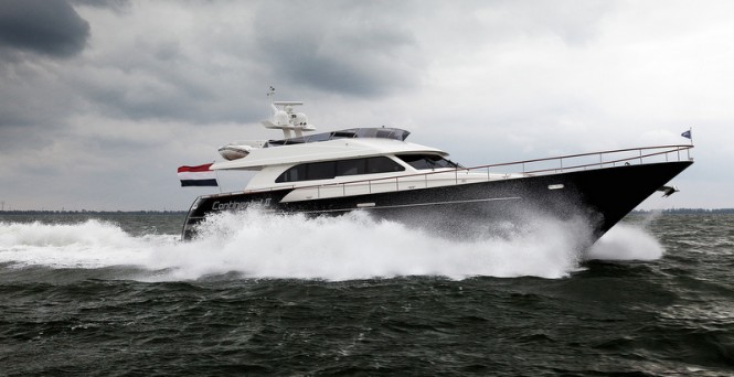 Continental II 23.00 Flybridge Yacht at full speed