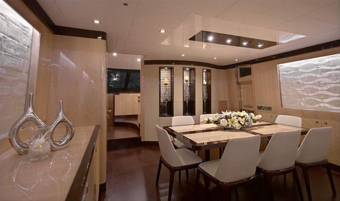 Horizon E84 Yacht - Dining