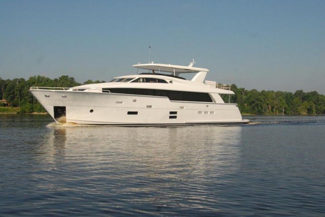 Luxury motor yacht Hatteras 100RPH on the water