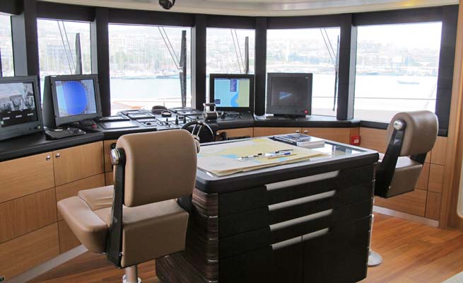 Superyacht Quaranta - Wheelhouse Superyacht Quaranta - Wheelhouse